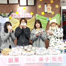 製菓実習室前の焼き菓子コーナー