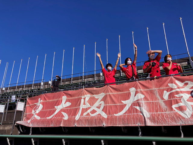 陸上競技部 スタンドから選手にエールを送る様子