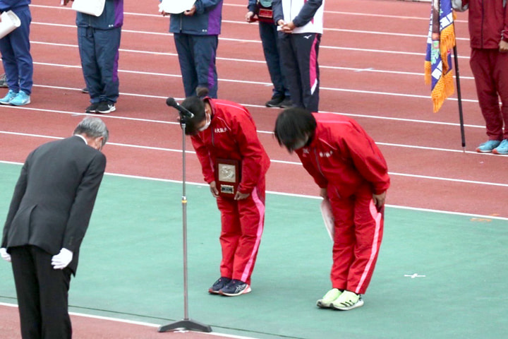 女子混成総合優勝　表彰の様子