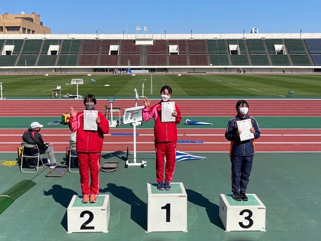 4×400mRの表彰式の様子(赤いジャージが東大阪大学です。左上:畑田、右上:邨田、左下:有廣、右下:大西)