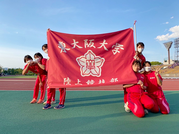 閉会式に参加した後の様子（部旗とともに）