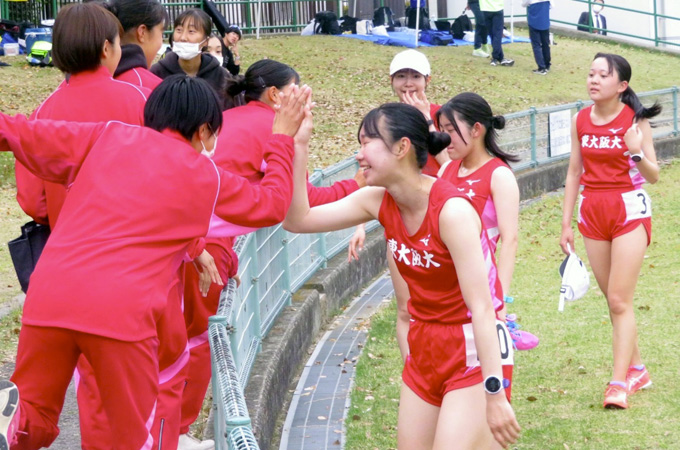 5000ｍを走り終えた選手たちと応援していた学生たちのゴール後の声掛け様子