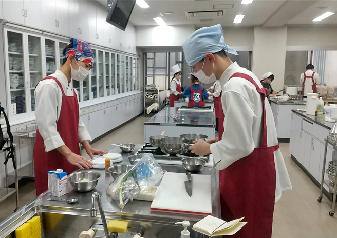 第5回 東大阪大学国際交流料理大会 調理の様子