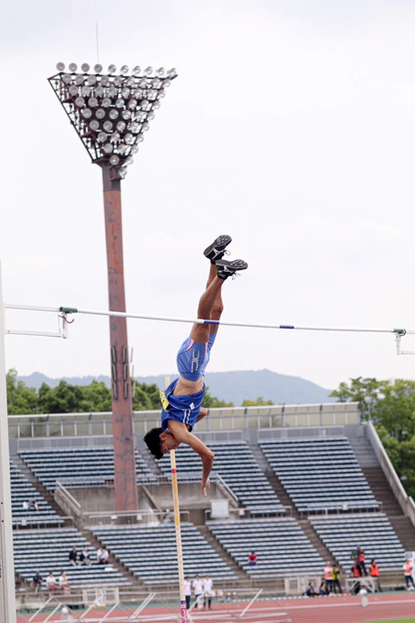 原口（こども学科3年）男子棒高跳で5m47の自己ベスト更新と大会記録更新をした