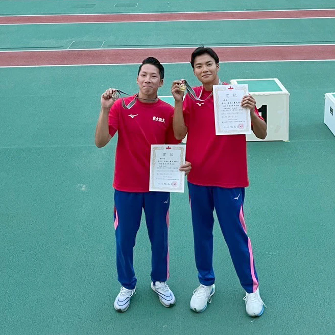 2部男子棒高跳1位2位　表彰式の様子