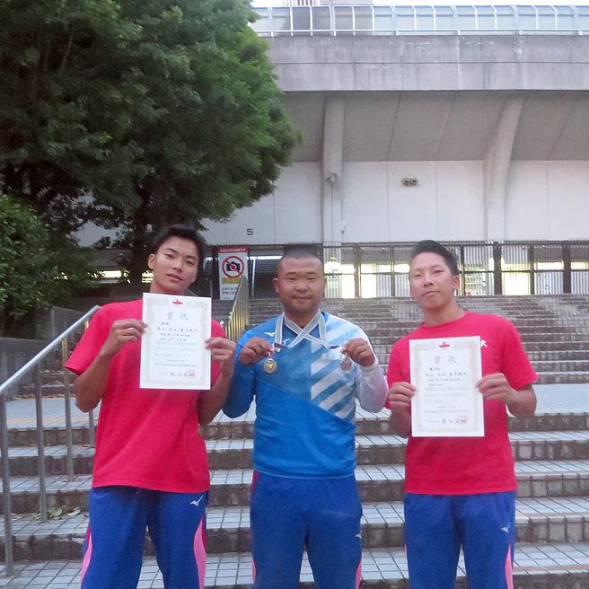 男子入賞者　先輩の坂本へメダルをかけてあげる原口と井上