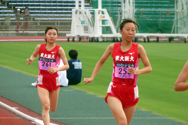 宮崎（こども学科4年）石野（こども学科3年）3000ｍSC前を走るのが宮崎・後ろが石野