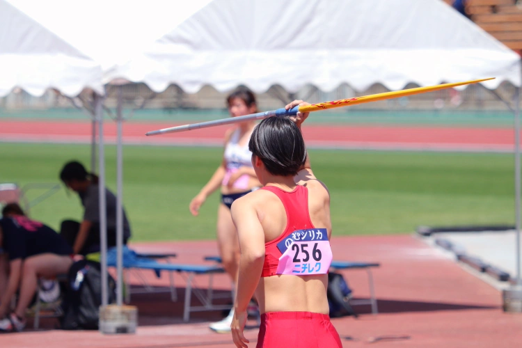 中地（こども学科4年）七種競技で逆転勝利を魅せた　七種競技6種目目のやり投