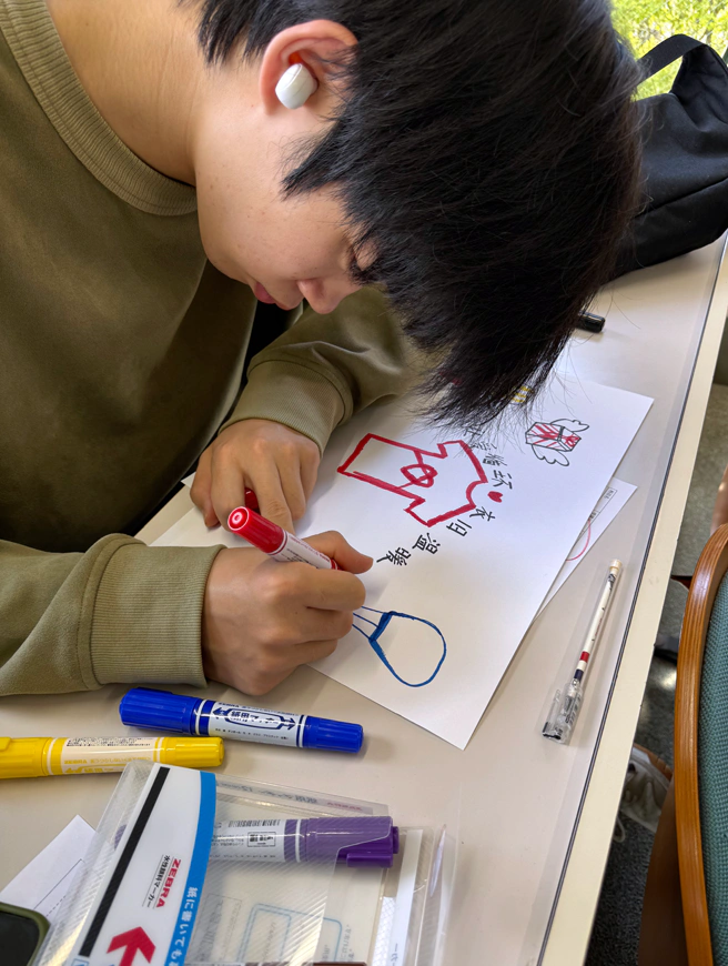 “届けよう、服のチカラ” ポスター作成中~