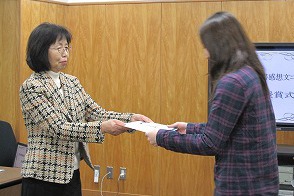 副学長から賞状が授与されました