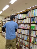 2014年度第1回学生選書ツアーのようす